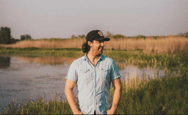 Official headshot of singer/songwriter, Warren Hargraves.