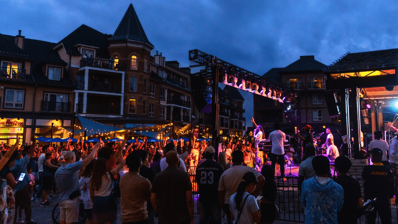 A full crowd gathered around the Subaru Stage, singing and dancing along with Reggae On The Mountain Headliner, Kirk Diamond and The Movement of Ahryel.