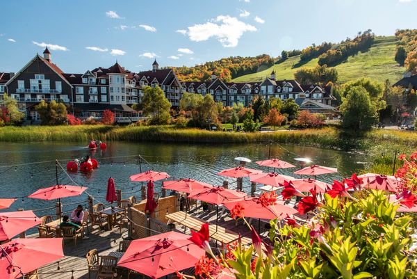 A scenic landscape shot overlooking the Westin Trillium and fall foliage on the mountain. 