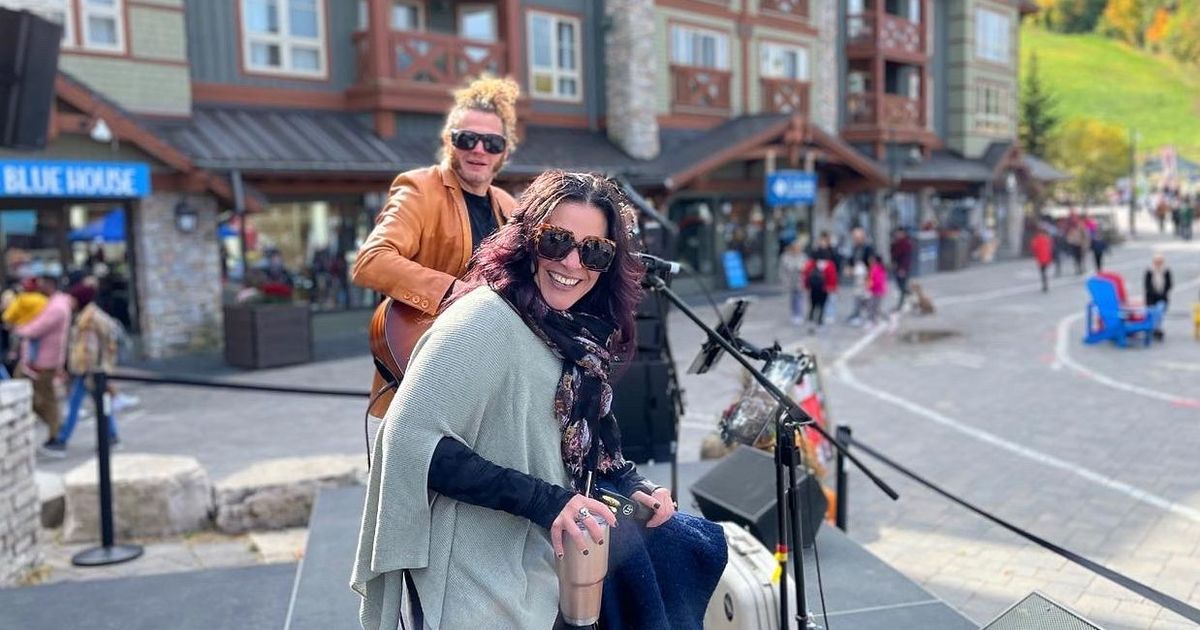 Jenny Howes Duo performing live on the Subaru Stage