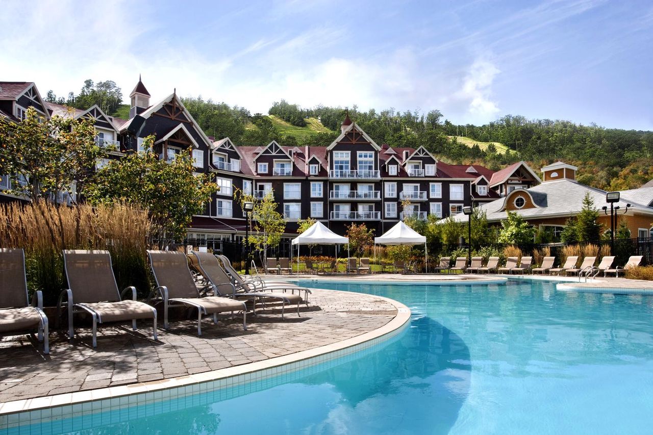 A beautiful shot of the outdoor pool and lounge at the Westin Trillium House at Blue Mountain Village in the Summer.